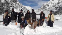 سوات اور کالام میں برفباری: خیبر پختونخوا کے سیاحتی مقام پر پھنسے 15 افراد کی واپسی کا پُرخطر سفر