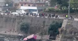 مظفرآباد میں مسافر کوچ دریائے جہلم میں جاگری، 2 افراد جاں بحق متعدد زخمی