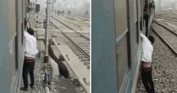  چلتی ٹرین سے فون چوری کرنیوالا چور پکڑا گیا، مسافر نے کھڑکی پر لٹکادیا
